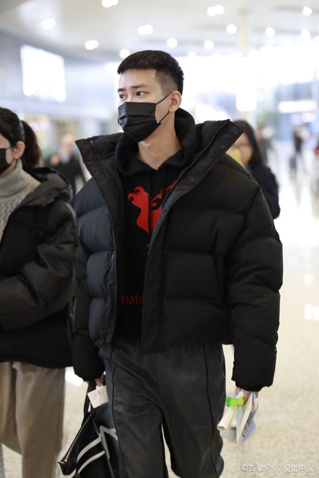 熊梓淇剃清爽寸头少年感暴增 穿面包羽绒服立领耍帅